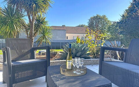 La Lilla, à 15 Min de Pornic: Furniture, Chair, Outdoor Furniture, Flowerpot, Garden, Houseplant, Patio, Landscaping, Wicker, Shade