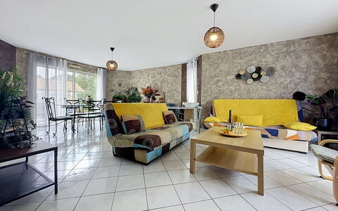 La Lilla, à 15 Min de Pornic: Furniture, Interior Design, Flooring, Floor, Wall, Couch, Wood, Ceiling, Room, Living Room