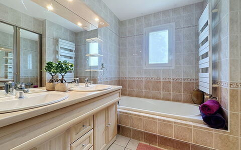 La Lilla, à 15 Min de Pornic: Bathroom, Bathroom Sink, Interior Design, Sink, Plumbing Fixture, Flooring, Countertop, Floor, Bathtub, Mirror