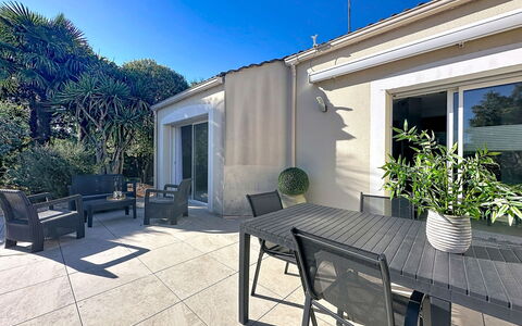 La Lilla, à 15 Min de Pornic: Furniture, Shade, Outdoor Furniture, Chair, Houseplant, Balcony, Landscaping, Patio, Flowerpot