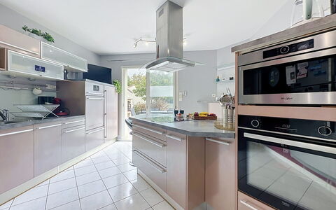 La Lilla, à 15 Min de Pornic: Kitchen Appliance, Kitchen, Countertop, Major Appliance, Cabinetry, Flooring, Interior Design, Home Appliance, Kitchen Stove, Furniture
