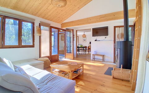 Pignots: Flooring, Interior Design, Floor, Wood, Furniture, Ceiling, Room, Wood Flooring, Living Room, Lighting