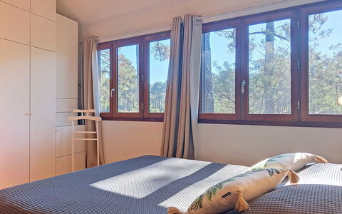 Pignots: Bed, Interior Design, Bedroom, Furniture, Wood, Bedding, Bed Sheet, Flooring, Floor, Room