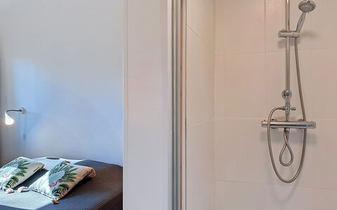 Pignots: Wall, Interior Design, Flooring, Floor, Plumbing Fixture, Room, Lighting, Bathroom, Ceiling, Plumbing