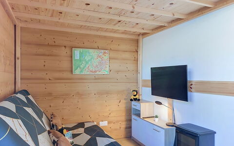 Clos du Savoy: Flooring, Wood, Floor, Interior Design, Ceiling, Room, Wood Stain, Hardwood, Plank, Wood Flooring