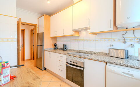 Joaninha: Kitchen, Flooring, Wood, Interior Design, Countertop, Floor, Major Appliance, Cabinetry, Kitchen Appliance, Ceiling