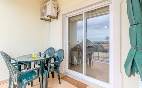 Joaninha: Ceiling, Balcony, Chair, Wood Stain, Fence