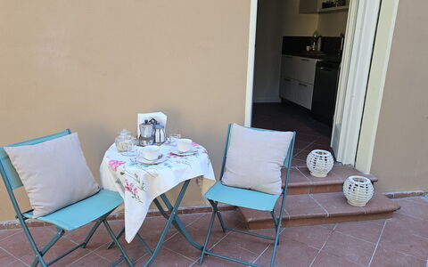 Adele: Furniture, Chair, Outdoor Furniture, Folding Chair, Comfort, Outdoor Table, Balcony, Coffee Table, Armrest, Kitchen & Dining Room Table