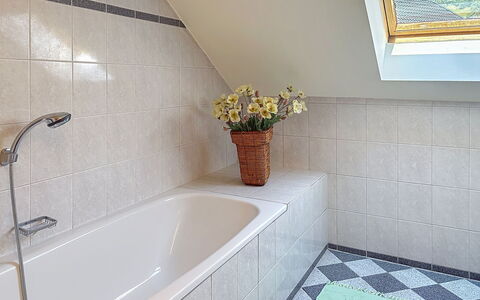 Wohlfühlnest St. Michael: Flooring, Floor, Plumbing Fixture, Wall, Bathroom, Interior Design, Bathtub, Tile, Tap, Plumbing