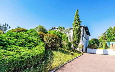 Agintza: Brick, Estate, Garden, Suburb, Driveway, Landscaping, Yard, Hacienda, Farmhouse, Backyard