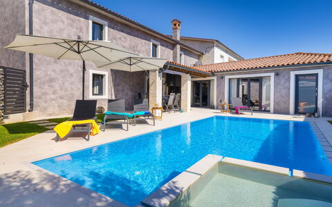 Samanta: Brick, Estate, Garden, Suburb, Driveway, Landscaping, Yard, Hacienda, Farmhouse, Backyard