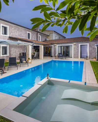 Samanta: Brick, Estate, Garden, Suburb, Driveway, Landscaping, Yard, Hacienda, Farmhouse, Backyard