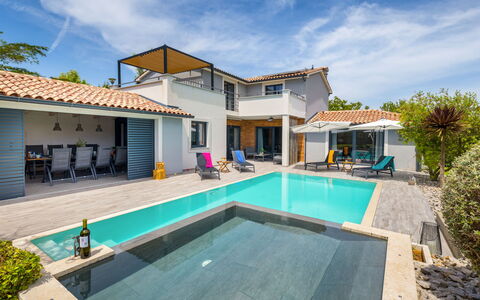 Irena: Brick, Estate, Garden, Suburb, Driveway, Landscaping, Yard, Hacienda, Farmhouse, Backyard