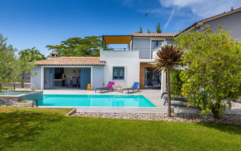 Irena: Brick, Estate, Garden, Suburb, Driveway, Landscaping, Yard, Hacienda, Farmhouse, Backyard