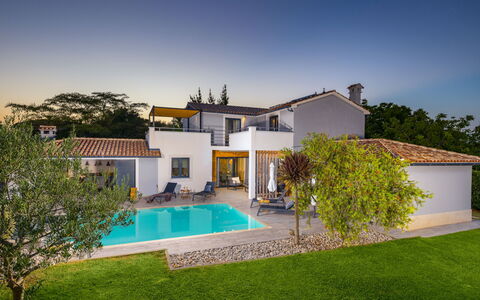 Irena: Brick, Estate, Garden, Suburb, Driveway, Landscaping, Yard, Hacienda, Farmhouse, Backyard
