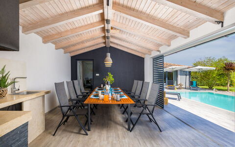 Irena: Brick, Estate, Garden, Suburb, Driveway, Landscaping, Yard, Hacienda, Farmhouse, Backyard