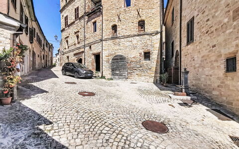 Dimora Castello: Brick, Estate, Garden, Suburb, Driveway, Landscaping, Yard, Hacienda, Farmhouse, Backyard