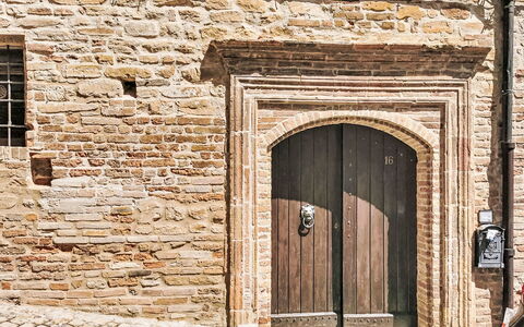 Dimora Castello: Brick, Estate, Garden, Suburb, Driveway, Landscaping, Yard, Hacienda, Farmhouse, Backyard