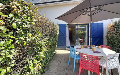 Stango: Shrub, Furniture, Outdoor Furniture, Chair, Garden, Shade, Umbrella, Flowerpot, Outdoor Table, Yard