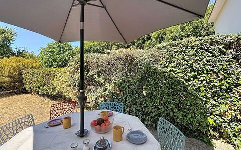 Stango: Furniture, Umbrella, Outdoor Furniture, Table, Chair, Outdoor Table, Shade, Garden, Kitchen & Dining Room Table, Patio