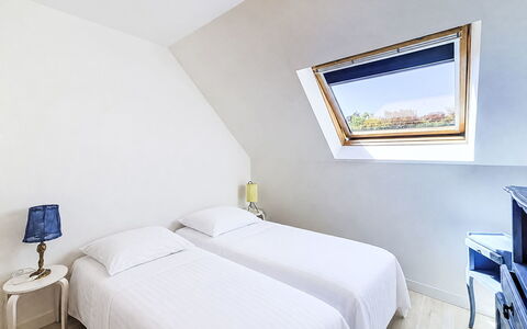 Stango: Interior Design, Floor, Ceiling, Bed, Flooring, Bedroom, Home, Linens, Bed Sheet, Bedding