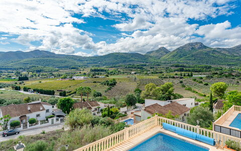 Vista Xalo: Sky, Mountainous Landforms, Mountain, Hill, Mountain Range, Ridge, Highland, Valley, Human Settlement, Hill Station