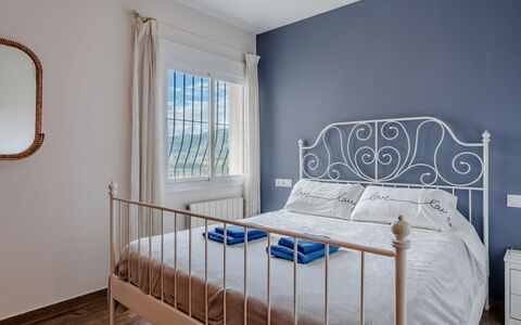 Vista Xalo: Bed, Bedroom, Furniture, Interior Design, Bedding, Flooring, Floor, Bed Sheet, Linens, Room