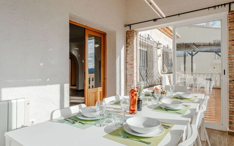 Vista Xalo: Furniture, Interior Design, Chair, Ceiling, Kitchen & Dining Room Table, Room, Dining Room, Wood Stain, Houseplant, Restaurant