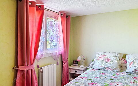 La Cabrette: Furniture, Interior Design, Wall, Room, Wood, Floor, Curtain, Textile, Pink, Bedroom