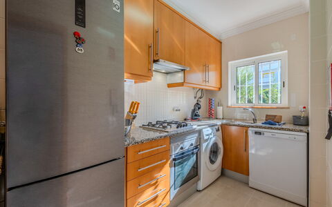 Encosta São José Escape: Kitchen Appliance, Kitchen, Major Appliance, Countertop, Cabinetry, Flooring, Refrigerator, Home Appliance, Wood, Kitchen Stove