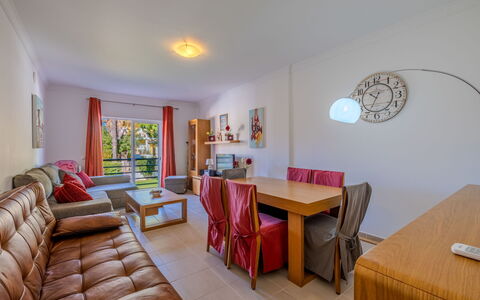 Encosta São José Escape: Furniture, Flooring, Interior Design, Floor, Room, Living Room, Apartment, Couch, Chair, Ceiling