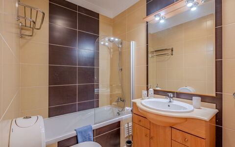 Encosta São José Escape: Bathroom, Bathroom Sink, Plumbing Fixture, Sink, Interior Design, Flooring, Floor, Tap, Bathroom Cabinet, Mirror