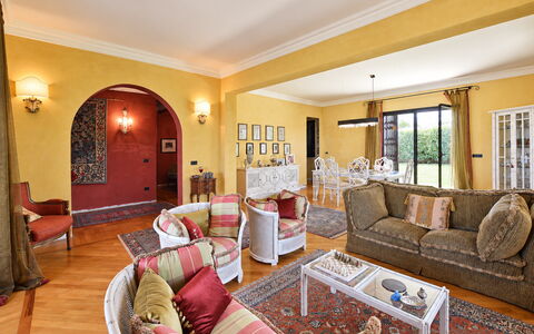 Zuccheri Canditi: Furniture, Interior Design, Flooring, Floor, Couch, Wall, Room, Ceiling, Living Room, Lighting