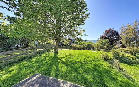 Ferienhaus Huber: Green, Landscape, Groundcover, Spring, Meadow, Garden, Sunlight, Lawn, Pasture, Shade