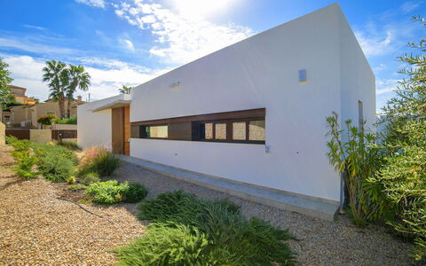 Abnorma: Architecture, Home, Composite Material, Estate, Landscaping, Concrete, Shade, Garden, Driveway