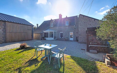 Au Coin des 3 Feux: Sky, Building, Wall, House, Roof, Home, Architecture, Cottage, Facade, Residential Area