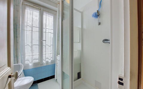 Saint Alexandre: Bathroom, Plumbing Fixture, Floor, Flooring, Interior Design, Plumbing, Door, Room, Apartment, Mirror