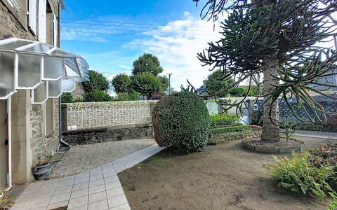 Saint Alexandre: Shrub, Garden, Landscaping, Shade, Yard, Walkway, Evergreen, Backyard, Courtyard