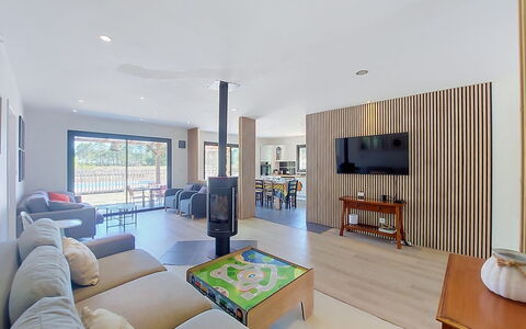 Tartoure: Furniture, Interior Design, Flooring, Floor, Couch, Wood, Ceiling, Living Room, Wood Flooring, Room