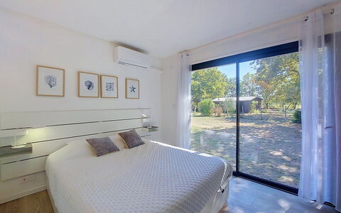 Tartoure: Bed, Bedroom, Interior Design, Furniture, Flooring, Bedding, Floor, Bed Sheet, Ceiling, Home