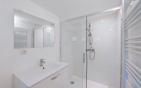 Tartoure: Bathroom, Plumbing Fixture, Interior Design, Flooring, Floor, Plumbing, Tap, Bathroom Sink, Ceiling, Mirror