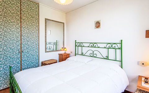 Casa Prais: Bed, Bedroom, Interior Design, Bedding, Bed Sheet, Flooring, Floor, Furniture, Linens, Ceiling