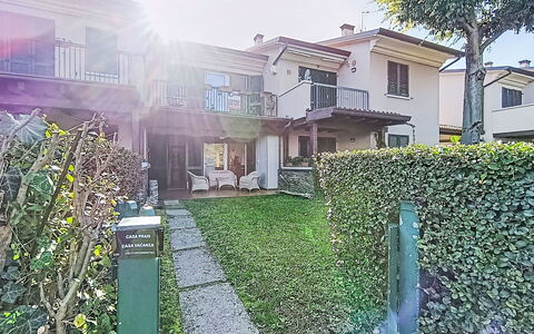 Casa Prais: Residential Area, Shrub, House, Home, Garden, Lawn, Estate, Hedge, Landscaping, Suburb