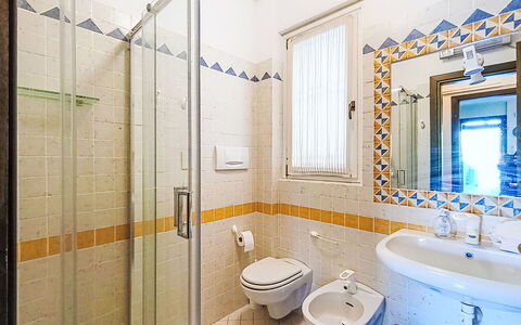 Casa Prais: Flooring, Interior Design, Floor, Ceiling, Plumbing Fixture, Room, Bathroom, Tile, Plumbing