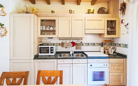 Casa Prais: Furniture, Kitchen, Interior Design, Kitchen Appliance, Countertop, Cabinetry, Flooring, Wood, Major Appliance, Room