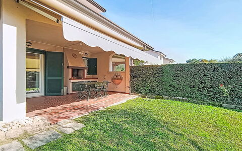 Casa Prais: Shade, Yard, Backyard, Balcony, Awning, Sedan, Hacienda
