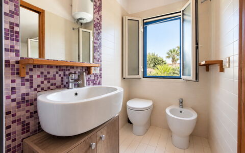 Villa le Palme, Marina di Ragusa: Toilet Seat, Bathroom, Plumbing Fixture, Toilet, Flooring, Floor, Interior Design, Plumbing, Sink, Bathroom Sink