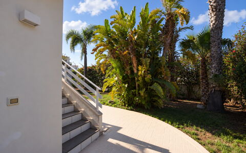 Villa le Palme, Marina di Ragusa: Woody Plant, Shade, Eco Hotel, Landscaping, Balcony, Tropics, Hacienda, Resort