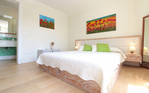 Casa Mis: Furniture, Interior Design, Flooring, Floor, Bed, Wood, Bedroom, Room, Wood Flooring, Ceiling