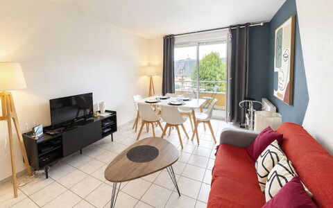 Domaine du Yearling: Blue, Wood, Furniture, Home, Outdoor Furniture, Chair, Shade, Balcony, Wood Stain, Eco Hotel
